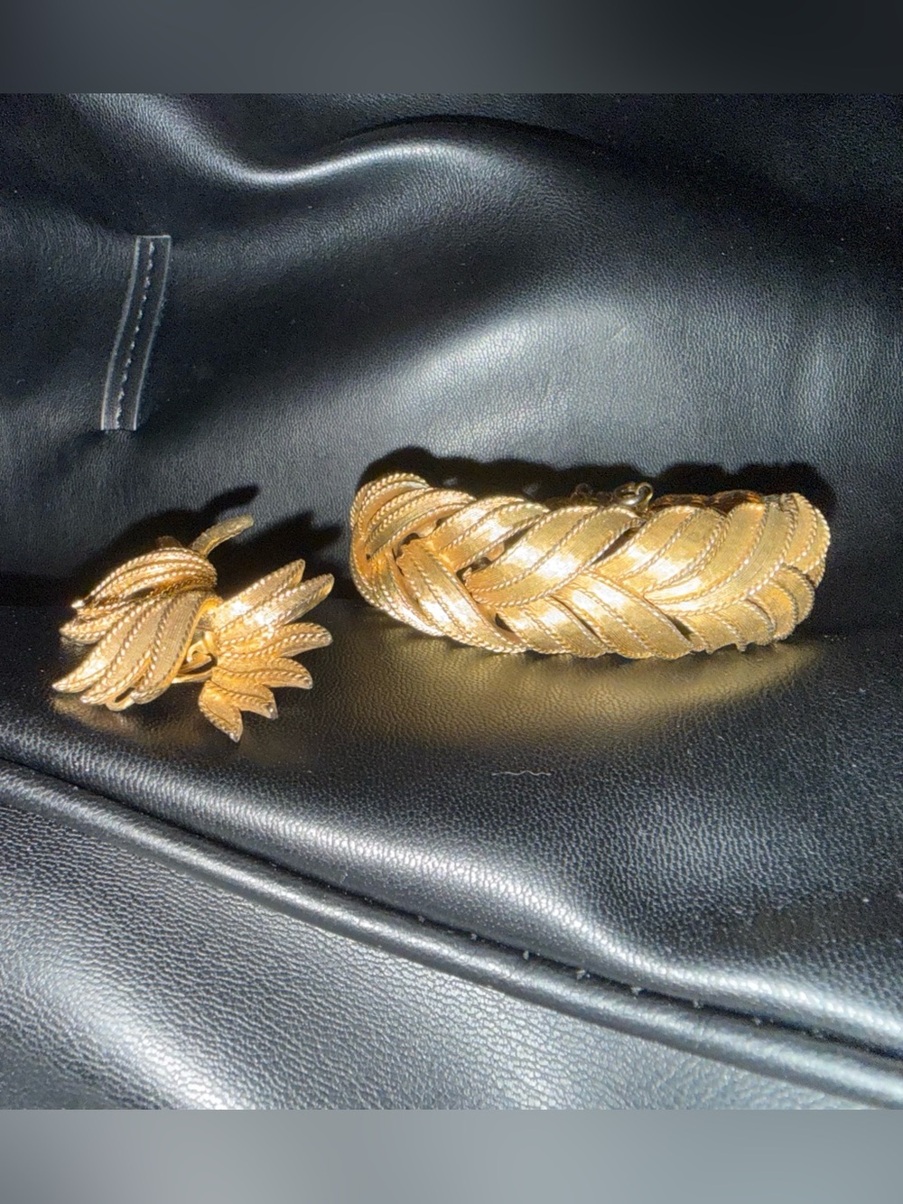Vintage Boucher Leaf Gold Tone Bracelet and Statement Clip-On Earrings - Picture 6 of 13
